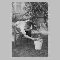 105-0526 Pfarrer Johannes Grau im Garten des Pfarrhauses  mit Sohn Manfred im Jahre 1941.jpg